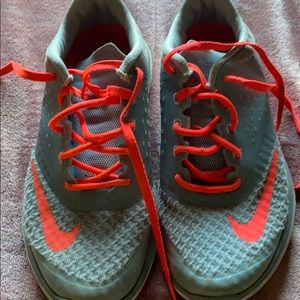 Athletic tennis shoes